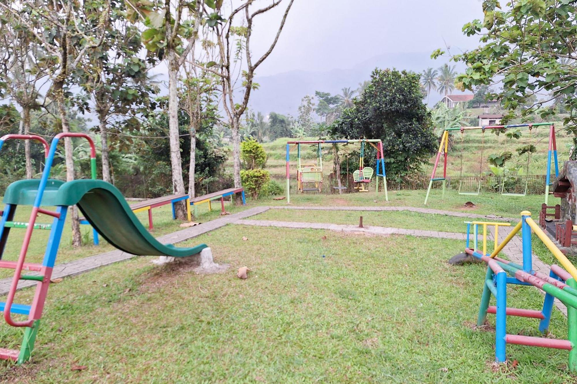Reddoorz Resort At Tridaya Cisarua Puncak Esterno foto