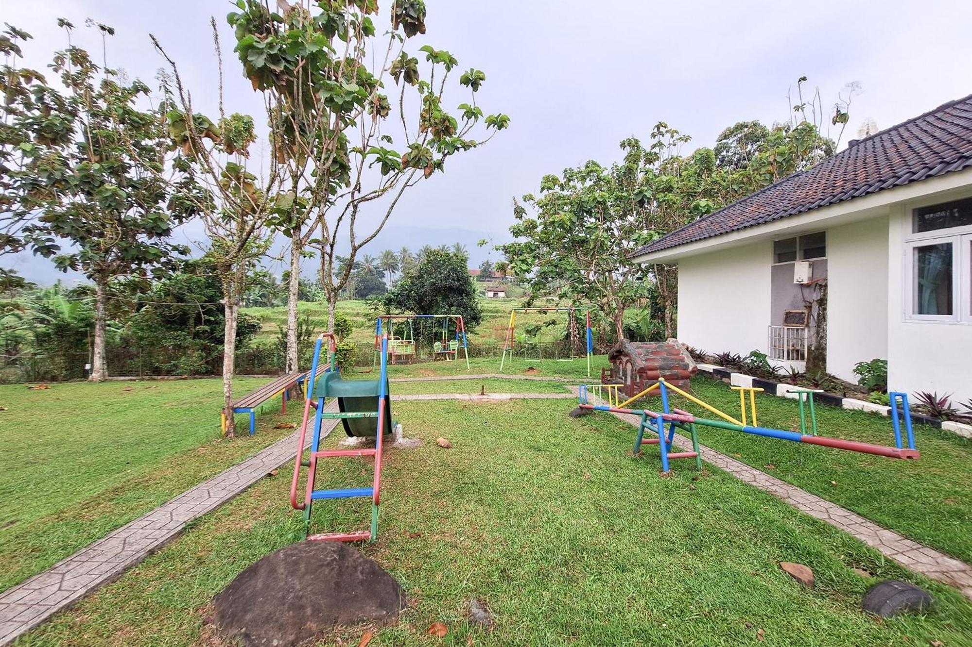 Reddoorz Resort At Tridaya Cisarua Puncak Esterno foto